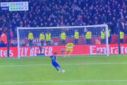 ◆悲報◆アーセナルGkラヤが対マンUのPK戦でおかしな行動を取っていると話題に！キッカーが蹴る前にすでに飛んでて草