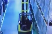 クビ確定か！？1台のリフトの軽い接触で倉庫半分の棚が総崩れする衝撃映像！海外の反応