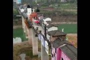 【動画あり】中国、橋の通行部分に住宅街を建設