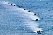 台湾周辺で中国陸海軍が上陸作戦を想定した演習を実施…水陸両用装甲車が沿岸を攻撃！