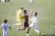 ◆暴力◆町田ゼルビアGK福井光輝の敵FWの背中に突き刺すジャンピングニーがやばすぎると話題に！