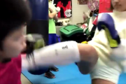 【動画】JSキックボクサーさん、下級生の男の子をボコボコにしてしまう