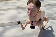 イーロン・マスクの頭をつけたロボット犬がサンフランシスコの街を徘徊中