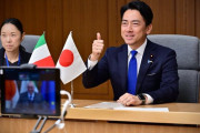 小泉防衛相、イタリア国防相など中国レーダー照射説明…ドイツ大使とはがっちり握手！