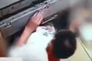 【動画】 エレベーターに閉じ込められた中学生、強引に脱出しようとして転落死・・ 一部始終をカメラが捉える ＝ 中国