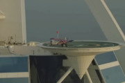 ドバイの高層ビル「ブルジュ・アル・アラブ」ヘリポートに史上初の飛行機着陸を果たす…ポーランド人パイロット！