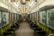 【謎】電車の座席ってなんで一つ一つに仕切り作らねぇの？？？？