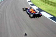 300km/h以上で走るF1マシーンを世界最速のドローンで追いかけてみた。