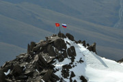 プーチン峰にウクライナ国旗立てられる　キルギス警察が捜査