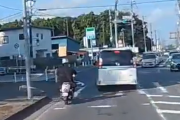 【動画】原付バイクさん、すり抜けチャレンジした結果ｗｗｗｗｗｗｗｗｗ