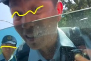 【動画】容姿が似ている？大量のお巡りさんに囲まれて職質を受ける兄ちゃんｗｗｗ