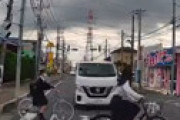 【動画】 あぶない！ 横断歩道を青信号で渡ってる学生の列に車が突っ込んでくる衝撃ドラレコ動画が話題に ⇒ すぐに特定される