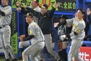 岡田「監督は常に先を考えなあかんからベンチでは笑わない」