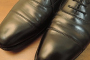 【悲報】ワイ、4万の革靴を買うも靴擦れしまくる?