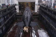 【ご苦労】ロシア軍で最新の潜水艦が完成　完成したので造船所の所長は即死