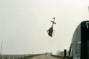 真っ逆さまになったヘリコプターがハイウェイに激突する瞬間がドラレコに記録される。