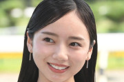 「出てる！」〝攻めすぎビスチェ〟で番組出演の齊藤京子に反響「チラ見えがけしからん」「あかーん！！」