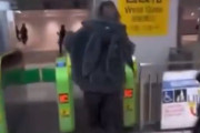 【動画】トー横キッズさん、新宿駅で一般人を無差別にボコボコにしまくって炎上