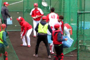 カープ長野久義がボール拾いをしている動画←何か癒される