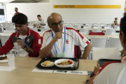 パリ五輪　選手村で食料不足「生肉提供」