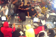 【動画】アメリカで「フラッシュモブ略奪」が流行へ、通りを乗っ取り群衆がコンビニになだれ込み略奪