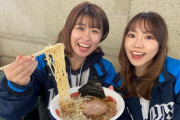 彡(ﾟ)(ﾟ)「ふぅ…ラーメン美味かったなぁ。水飲んで店出るか」