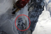 【動画】エベレスト登山者が撮影したロープに繋がったままの新しいご遺体。