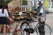 韓国人「廃紙回収する老人を助ける心優しい女子高生をご覧ください」