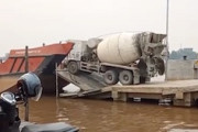 【動画】貨物船への乗船失敗でミキサー車が頭から川に落下してしまう事故。