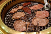 【呆然】新人(24)「先週出来たばかりの焼肉屋行ったんですよw」俺(32)「へぇ1人で？」店長「ﾌﾞｯ www」→結果・・・