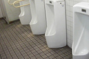学校のトイレから「男子用小便器」が消えつつある？「いじめの防止とプライバシーの尊重が理由」