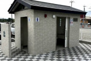 30万円貰えるが1日公衆トイレで過ごさなければならないボタンがあったとして