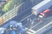 【動画】 東名高速・厚木IC付近でトラックなど4台事故で2台炎上、3人死亡 「原型とどめてない・・」