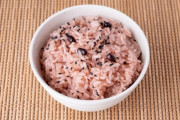 狂気の1776パーツ「おにぎりプラモ 赤飯」が予約開始