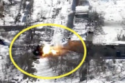 【衝撃】ロシア軍の戦車が完全に破壊される瞬間を完璧に捉えたドローンの映像。これは対戦車地雷？