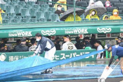 甲子園のビジョンに「阪神園芸の神整備に感謝」降雨で試合開始遅れ　懸命に準備