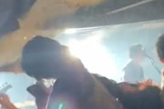 【悲報】ライブハウスの害悪客、暴れて天井をぶち壊してしまうｗｗｗｗｗｗｗ