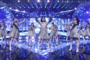【乃木坂46】新曲披露で1人だけジャンプしてない・・・。