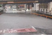 【動画】大雨で冠水している高架下に突っ込んでいくトラックと自転車wwwwwwwwwwwwwwwwwwwwwwwwwwww