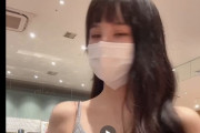 【動画】どこでも乳出し女、今日も元気にスタバで乳出し