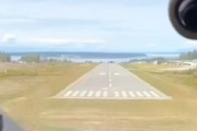危機一髪。1つの滑走路に2つの飛行機が同時に着陸しようとする事故。