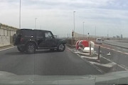 【動画】堀切JCTで迷ったジープが正面からクッションドラムに突っ込む事故。