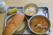 3大クソ不味い給食、ぬるいトマトスープ、パンにつける蜂蜜、あと一つは？？
