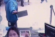 【画像】銀行強盗さん、とんでもない剣を持ってきてしまい銀行大パニック