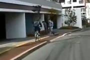 【動画】ぶつかりおじさん、女の子を車道に吹っ飛ばして殺しかけてしまう