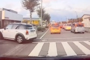 【愛媛】歩道を走って混雑を抜けようとするMINIが撮影される。