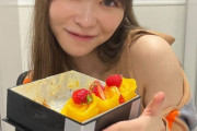 莉乃ちゃん、煎餅＆ケーキ＆クッキーを食べる