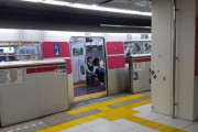 【韓国の反応】日本、ホームドアが無い駅のホームで視覚障がい者の転落事故多発