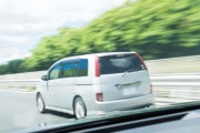 女さん…なんで運転下手なのに右車線をずっと走ってんだよ…