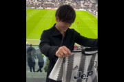 アルファタウリの角田がユベントスの試合（サッカー）を現地観戦　ユニフォームもサプライズゲット☆